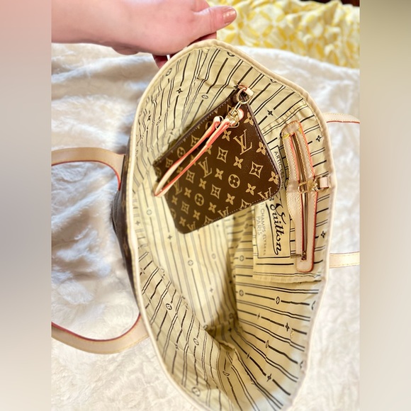 Faux Louis Vuitton large tote bag with wristlet - Picture 6 of 7